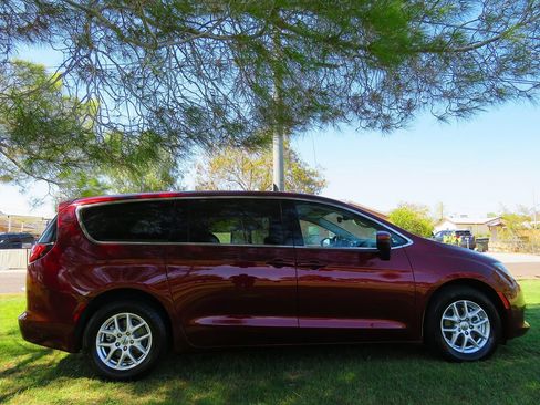 Used 2021 Chrysler Voyager LX image 9