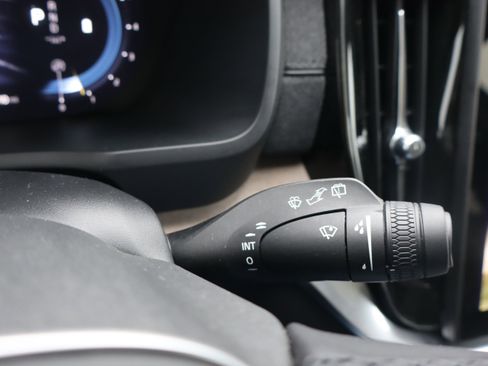 Used 2025 Volvo XC90 B5 Plus image 23