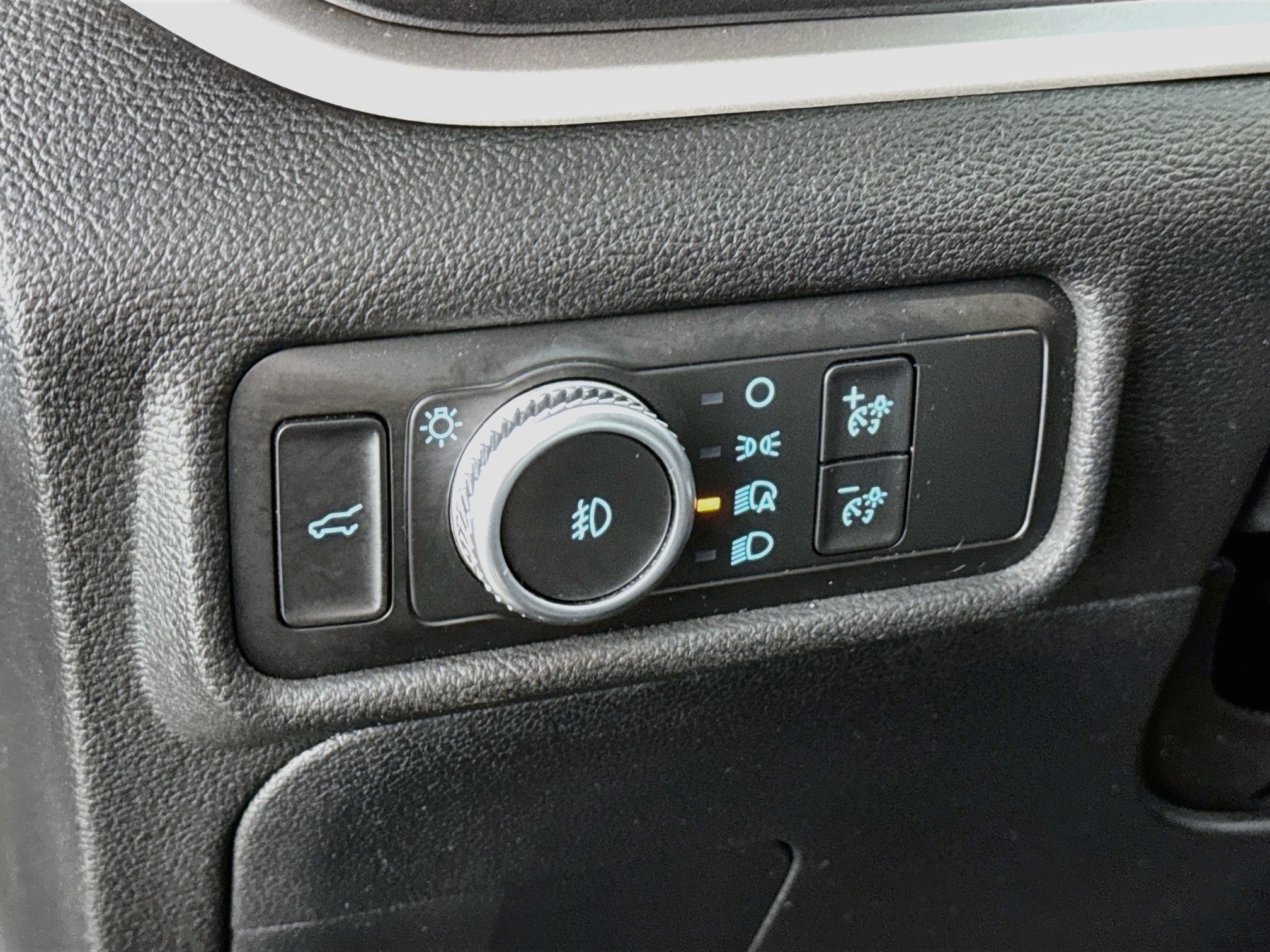 Used 2021 Ford Explorer XLT w/ Equipment Group 202A AWD/4WD image 12