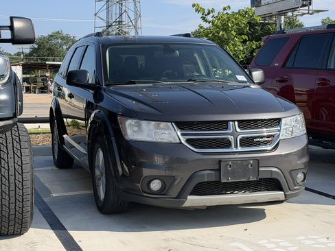 Used 2018 Dodge Journey SXT w/ Connectivity Group FWD image 3