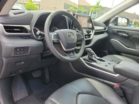 Used 2023 Toyota Highlander XLE FWD image 14