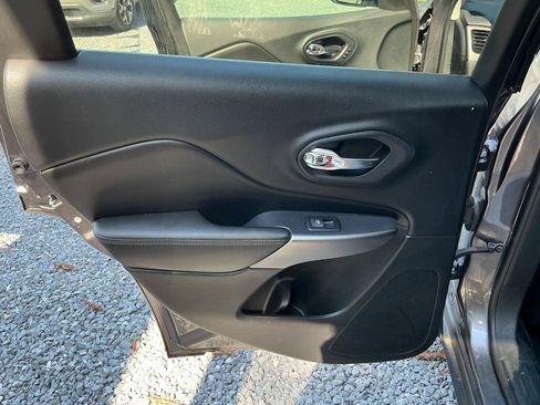 Used 2019 Jeep Cherokee Limited w/ Technology Group AWD/4WD image 15