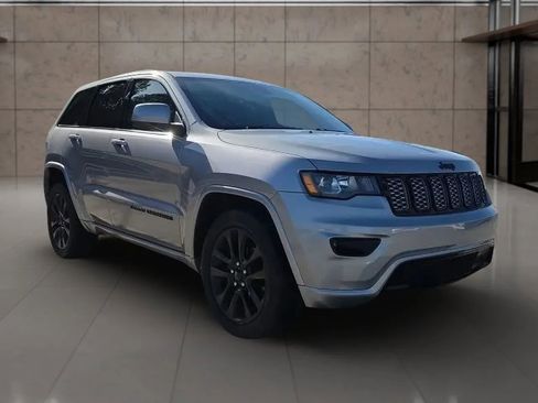 Used 2019 Jeep Grand Cherokee Altitude image 2
