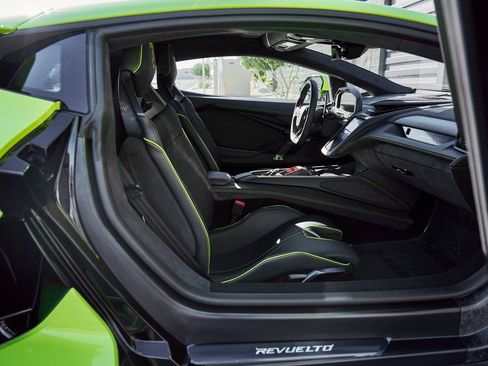 Used 2025 Lamborghini Revuelto AWD/4WD image 34