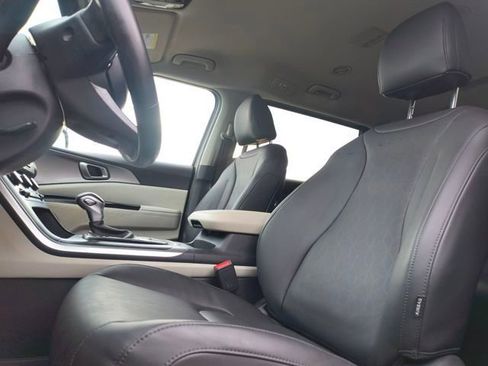 Certified 2024 Kia Carnival LX image 5