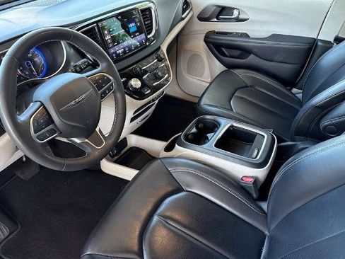 Used 2023 Chrysler Pacifica Touring-L FWD image 5