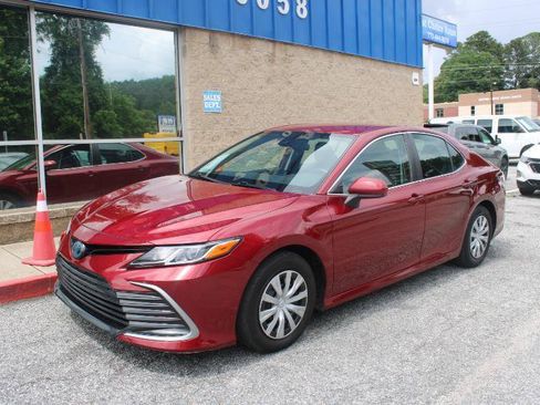Used 2022 Toyota Camry LE FWD image 3