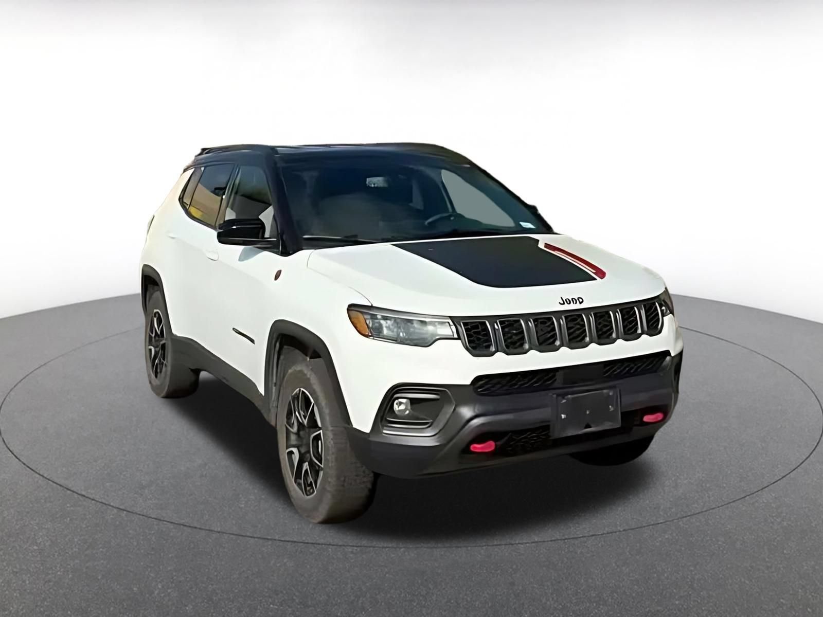 Used 2025 Jeep Compass Trailhawk AWD/4WD image 3