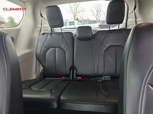 Used 2023 Chrysler Pacifica Touring-L image 7