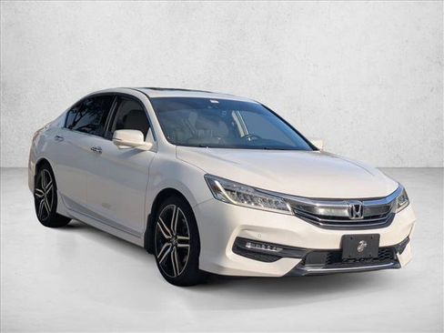 Used 2017 Honda Accord Touring image 3
