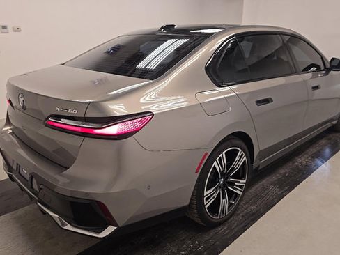Used 2023 BMW i7 xDrive60 AWD/4WD image 3