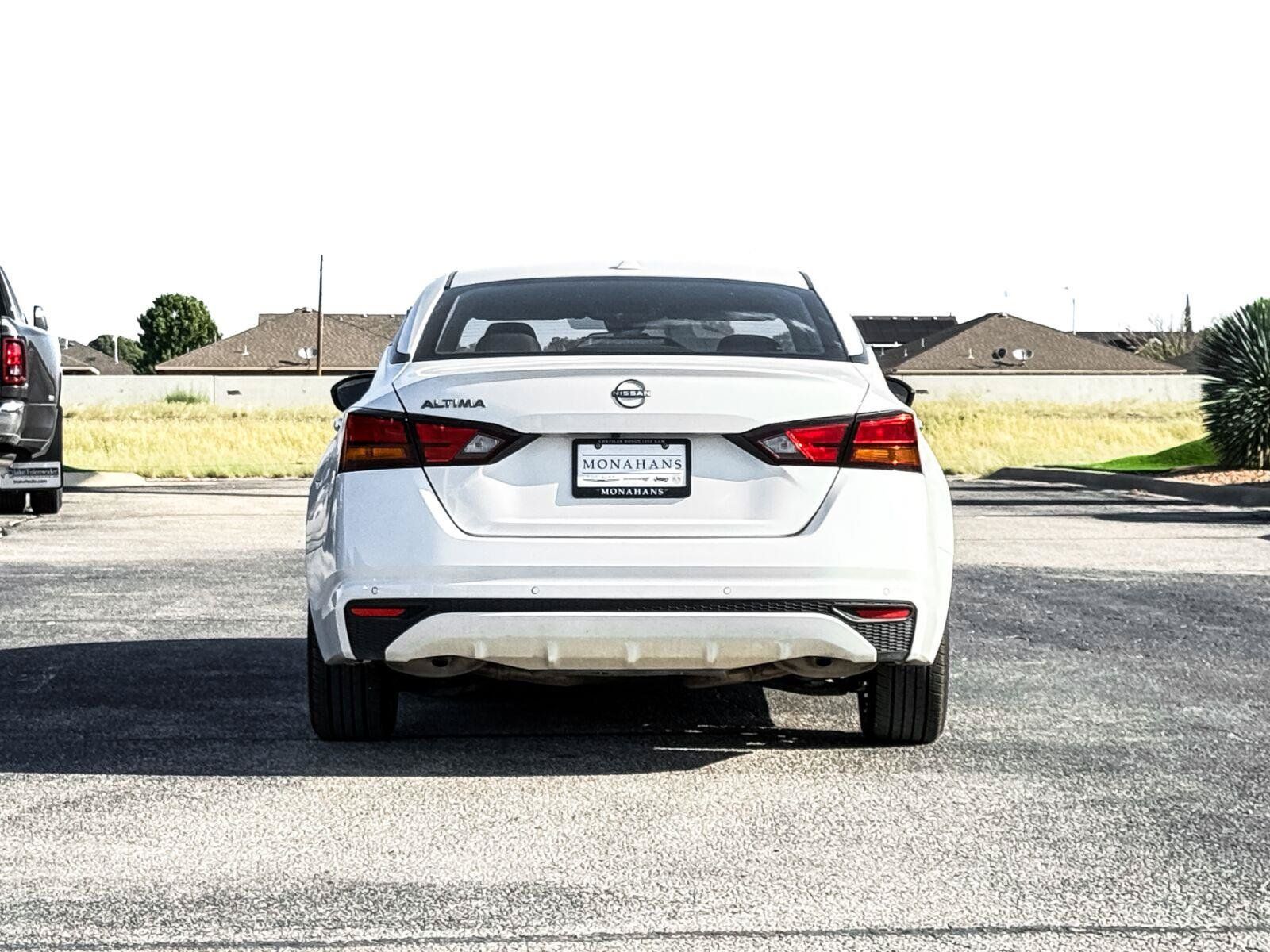 Used 2025 Nissan Altima 2.5 SV FWD image 11