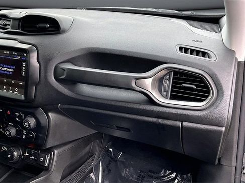 Used 2023 Jeep Renegade Latitude image 24