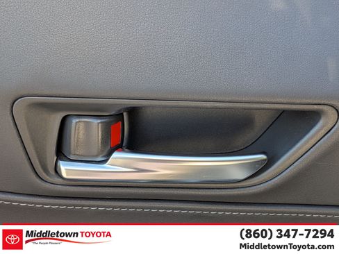 Used 2024 Toyota Venza LE AWD/4WD image 11