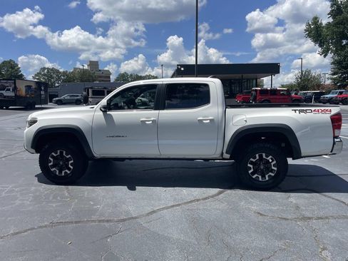Used 2017 Toyota Tacoma TRD Off-Road w/ Tow Package (A/T) AWD/4WD image 7