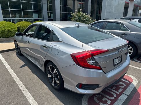 Used 2018 Honda Civic Touring image 3