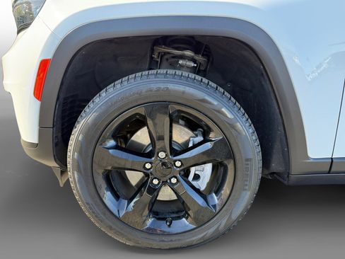 Used 2023 Jeep Grand Cherokee L Limited w/ Black Appearance Package image 9