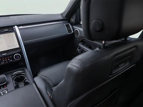 Used 2024 Land Rover Discovery Metropolitan Edition image 32