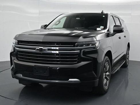 Used 2024 Chevrolet Suburban LT w/ LT Signature Plus Package RWD image 2