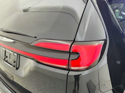 Used 2023 Chrysler Pacifica Touring-L FWD image 36