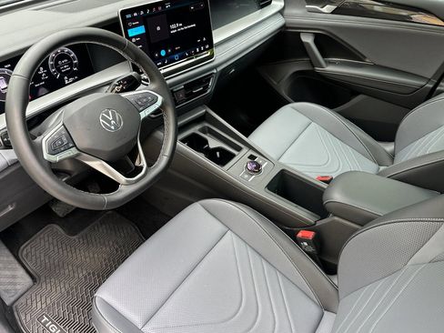 Certified 2026 Volkswagen Tiguan SE w/ Panoramic Sunroof Package AWD/4WD image 10