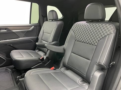 Used 2025 GMC Acadia Denali w/ LPO, All-Weather Package AWD/4WD image 44