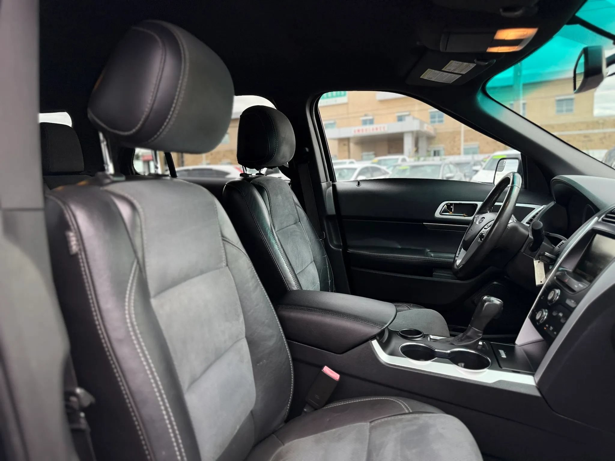 Used 2015 Ford Explorer XLT w/ Equipment Group 202B FWD image 24