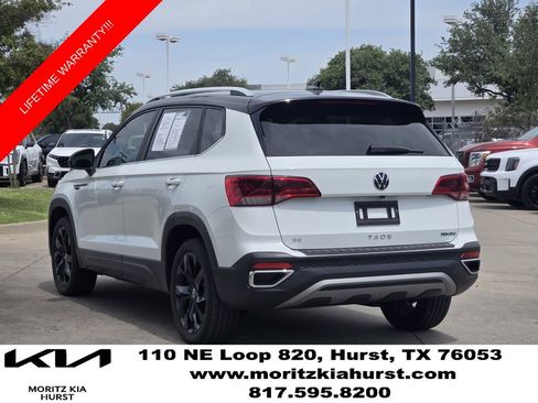 Used 2024 Volkswagen Taos SE w/ Panoramic Sunroof Package FWD image 3
