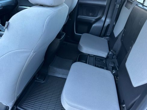 Certified 2022 Toyota Tacoma SR5 AWD/4WD image 11