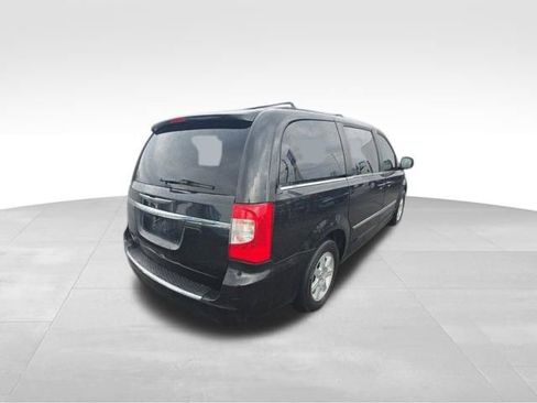 Used 2011 Chrysler Town & Country Touring image 5