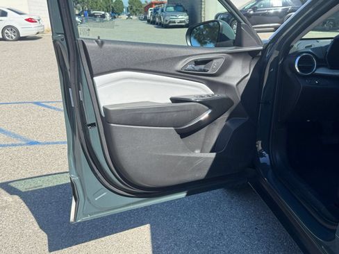 Used 2025 Chevrolet Trax LT FWD image 18