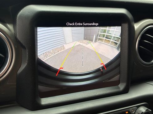 Used 2018 Jeep Wrangler Unlimited Sahara AWD/4WD image 22