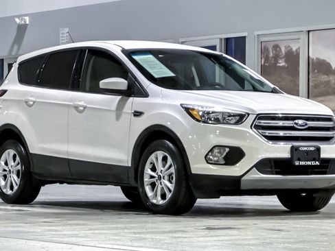 Used 2017 Ford Escape SE image 6