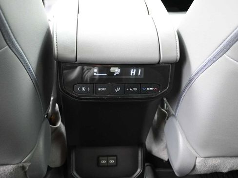 Used 2022 Toyota Highlander XLE AWD/4WD image 12