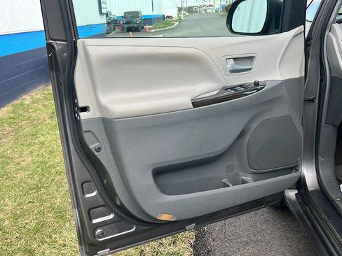Used 2017 Toyota Sienna XLE Premium image 9