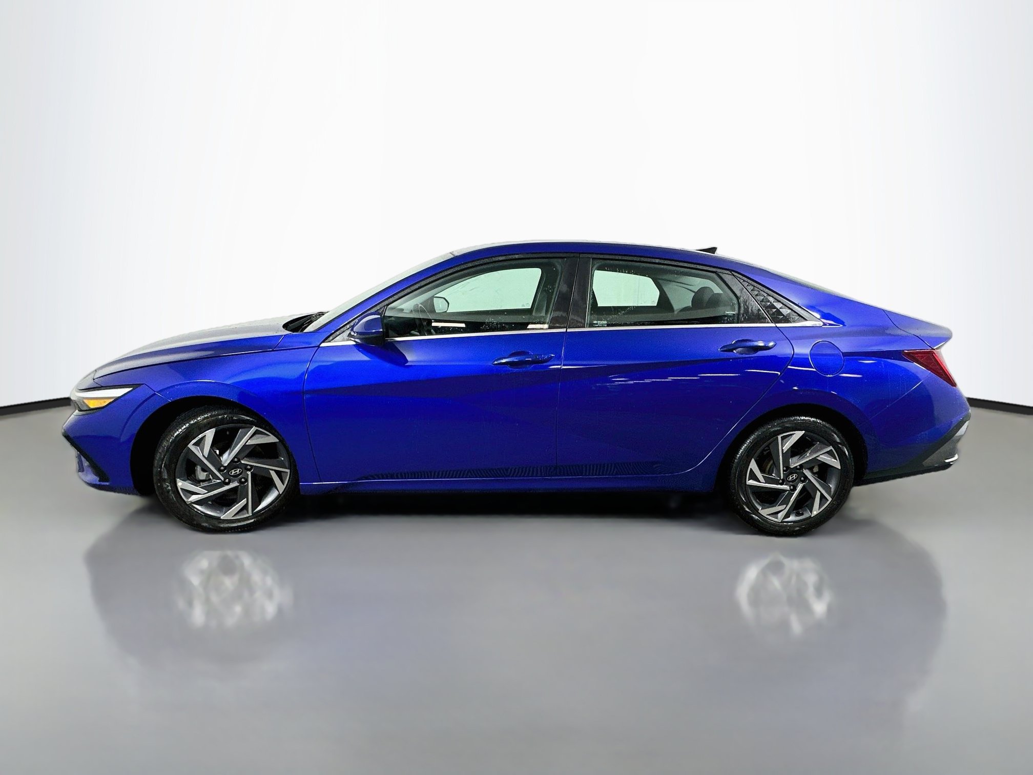 Certified 2025 Hyundai Elantra SEL FWD image 4