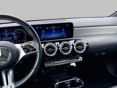 Used 2025 Mercedes-Benz CLA 250 image 7