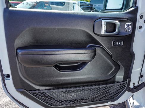 Used 2021 Jeep Gladiator Willys image 9