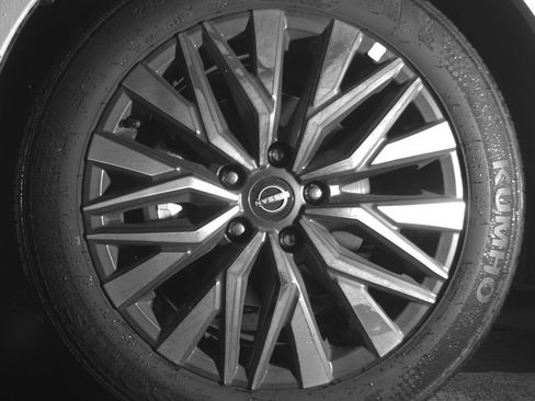 Used 2025 Nissan Altima 2.5 SV FWD image 12