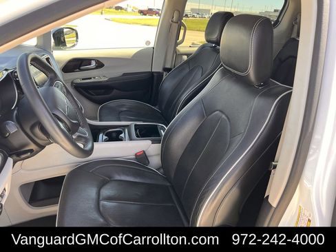 Used 2023 Chrysler Pacifica Limited FWD image 24