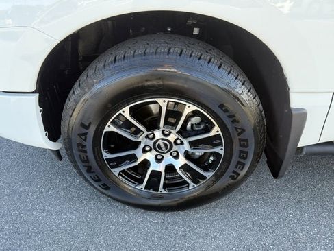 Used 2024 Nissan Titan SV w/ SV Convenience Package image 11