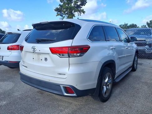 Used 2017 Toyota Highlander Limited FWD image 2