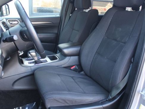 Used 2018 Jeep Grand Cherokee Laredo image 26