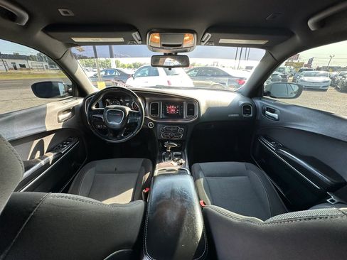 Used 2017 Dodge Charger SE RWD image 2