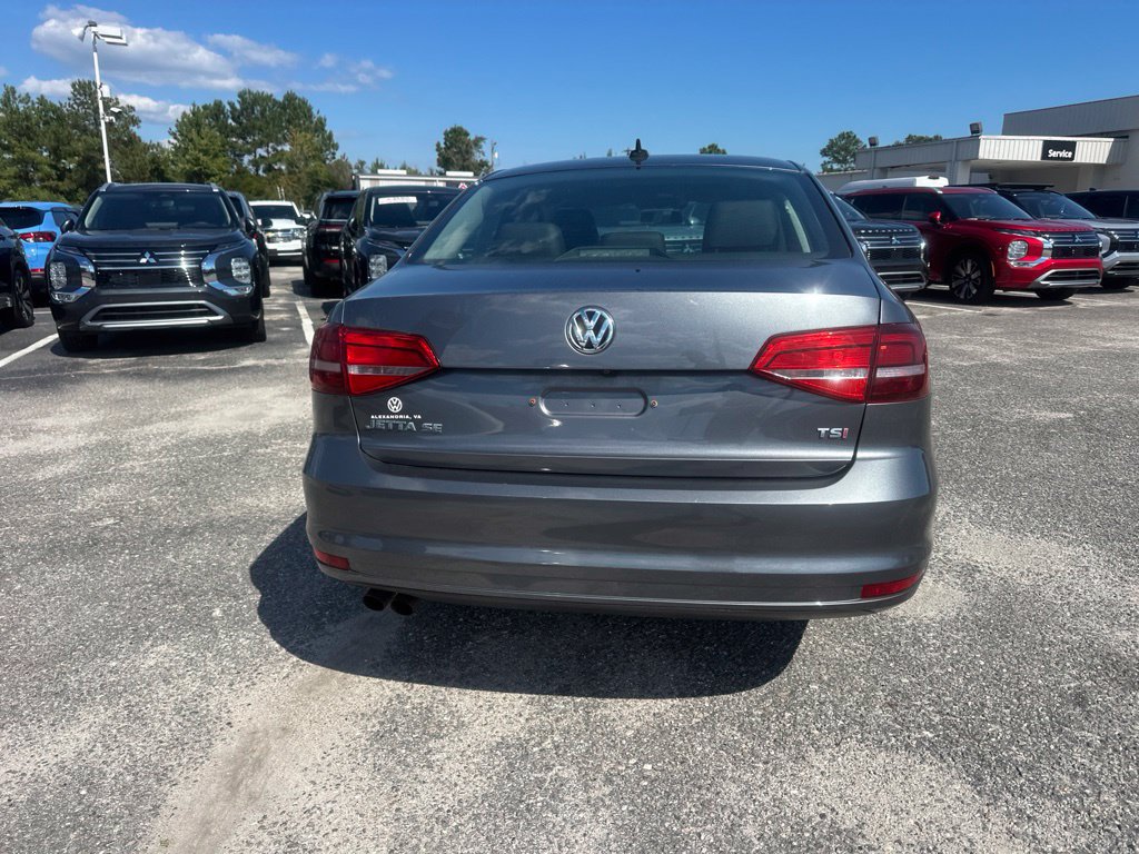 Used 2017 Volkswagen Jetta SE FWD image 4