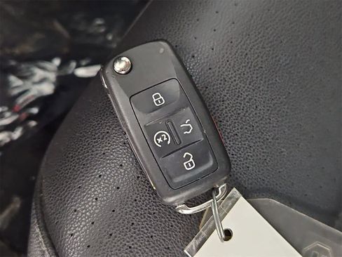 Certified 2022 Volkswagen Passat 2.0T SE image 37