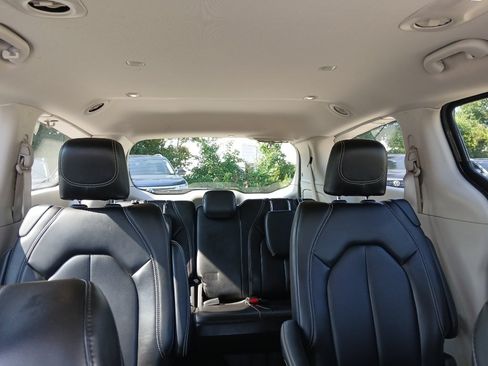 Used 2023 Chrysler Pacifica Touring-L FWD image 27