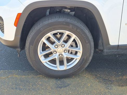 Used 2024 Jeep Grand Cherokee Laredo X AWD/4WD image 19