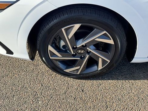 Used 2025 Hyundai Elantra SEL image 7
