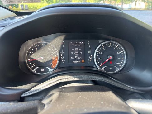Used 2016 Jeep Renegade Latitude AWD/4WD image 28